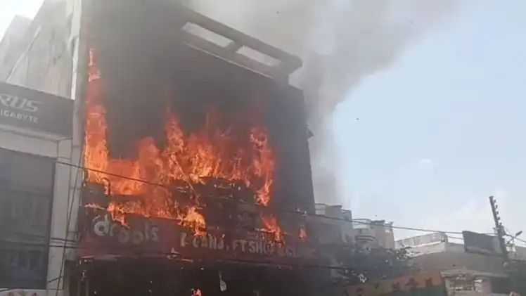लखनऊ के अलीगंज क्षेत्र में भीषण अग्निकांड दो दर्जन से ज्यादा छात्र घायल